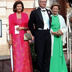 Los Reyes de Suecia y la Reina de Noruega en la boda de Gustaf Magnusson y Vicky Andren
