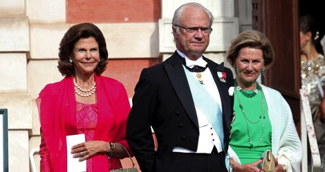 Los Reyes de Suecia y la Reina de Noruega en la boda de Gustaf Magnusson y Vicky Andren