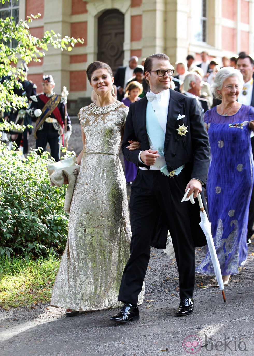 Victoria y Daniel de Suecia en la boda de Gustaf Magnusson y Vicky Andren