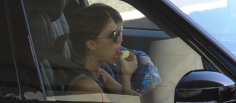 Victoria Beckham se come una manzana tras recoger a su familia en el aeropuerto