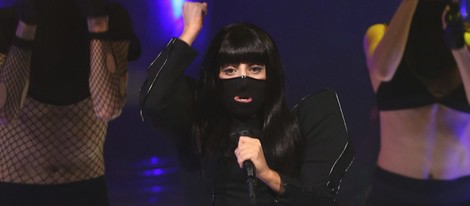 Lady Gaga vestida con un burka en el iTunes Festival 2013