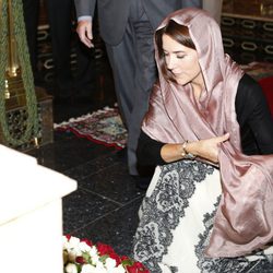 Mary de Dinamarca ante la tumba de Hassan II en Rabat