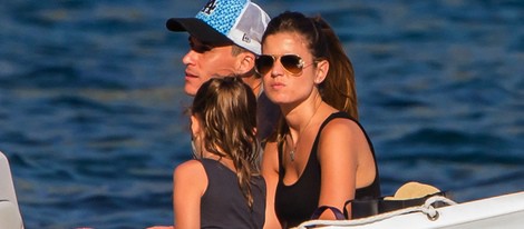 José Callejón y Marta Ponseti con su hija en Capri