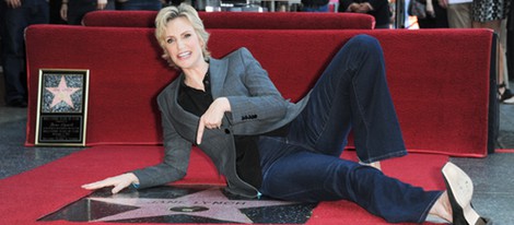 Jane Lynch con su estrella en el Paseo de la Fama de Hollywood