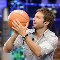 Bradley Cooper jugando al baloncesto en 'El Hormiguero'