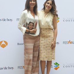 María Dueñas y Adriana Ugarte en la presentación de 'El Tiempo entre Costuras' en el FesTVal de Vitoria 2013