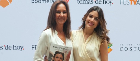 María Dueñas y Adriana Ugarte en la presentación de 'El Tiempo entre Costuras' en el FesTVal de Vitoria 2013