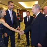 Los Príncipes Felipe y Letizia saludan Jacques Rogge en la gala inaugural del 125 congreso del COI en Buenos Aires