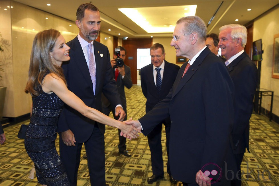 Los Príncipes Felipe y Letizia saludan Jacques Rogge en la gala inaugural del 125 congreso del COI en Buenos Aires
