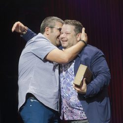 Florentino Fernández y Chicote se abrazan en la clausura del FesTVal de Vitoria 2013
