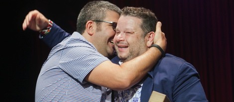 Florentino Fernández y Chicote se abrazan en la clausura del FesTVal de Vitoria 2013