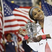 Serena Williams con el trofeo del US Open de tenis femenino
