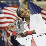 Serena Williams con el trofeo del US Open de tenis femenino