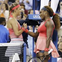 Serena Williams y Victoria Azarenka saludándose antes del partido