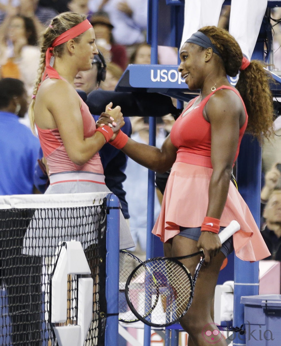 Serena Williams y Victoria Azarenka saludándose antes del partido