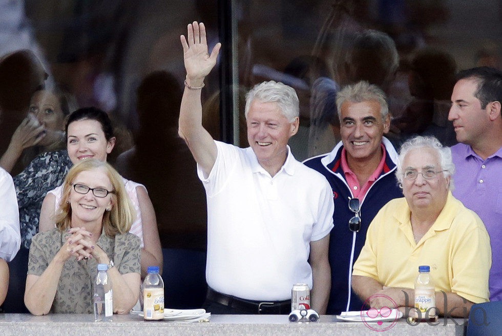 El expresidente Bill Clinto saludando desde las gradas del US Open de tenis femenino