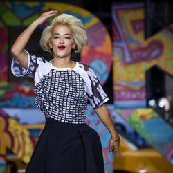 Rita Ora en el desfile primavera/verano 2014 de DKNY en la Semana de la Moda de Nueva York