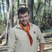 José Manuel Montalvo posando como explorador de 'Campamento de verano'