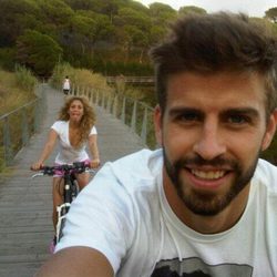 Gerard Piqué y Shakira echan una carrera en bici