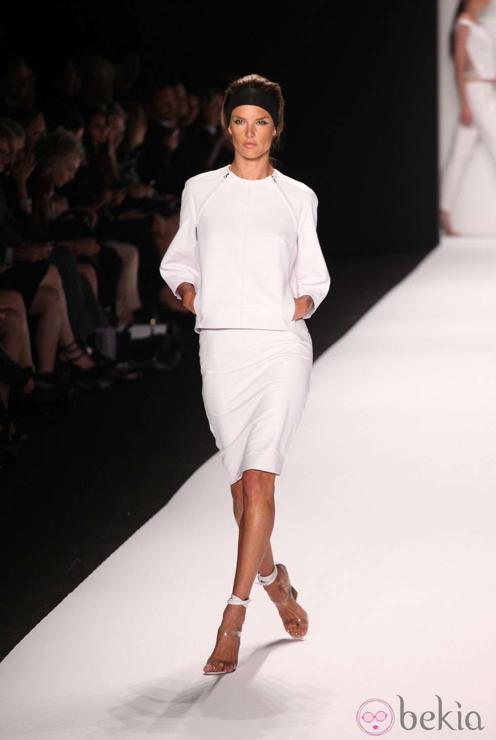 Alessandra Ambrosio desfilando para KaufmanFranco primavera/verano 2014  de la Semana de la Moda de Nueva York