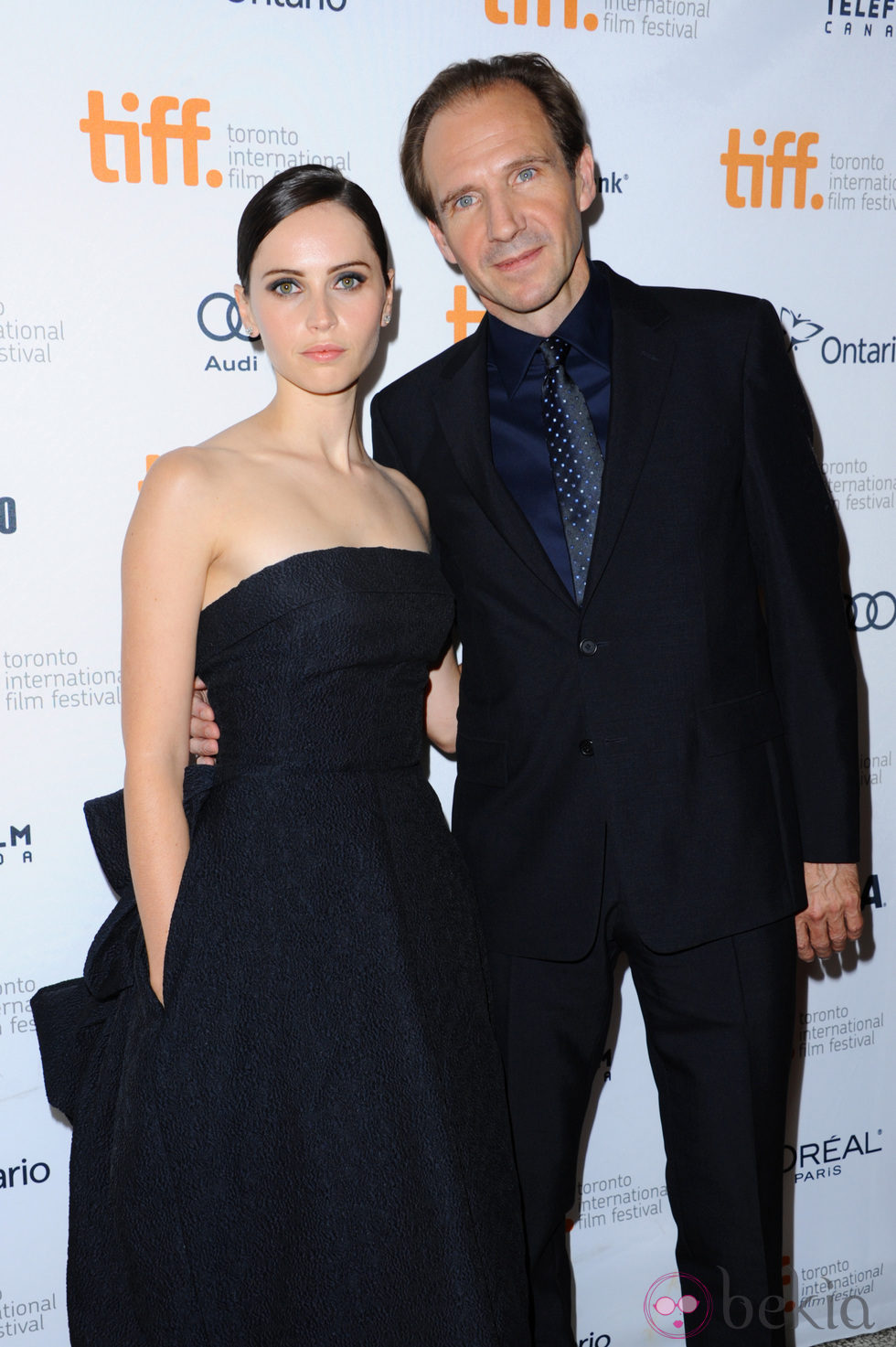 Felicity Jones y Ralph Fiennes en el estreno de 'The Invisible Woman' en el Festival Internacional de Cine de Toronto 2013
