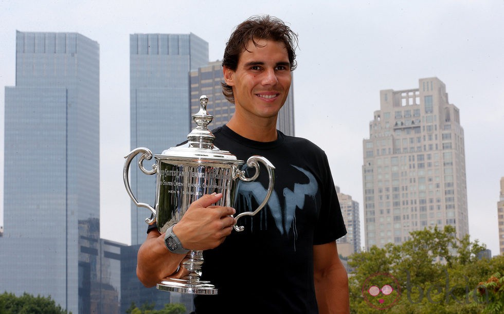 Rafa Nadal con la copa del US Open 2013 y los rascacielos de Nueva York