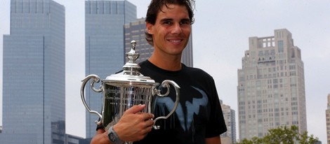 Rafa Nadal con la copa del US Open 2013 y los rascacielos de Nueva York
