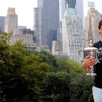Rafa Nadal posa con la copa US Open 2013 en Central Park