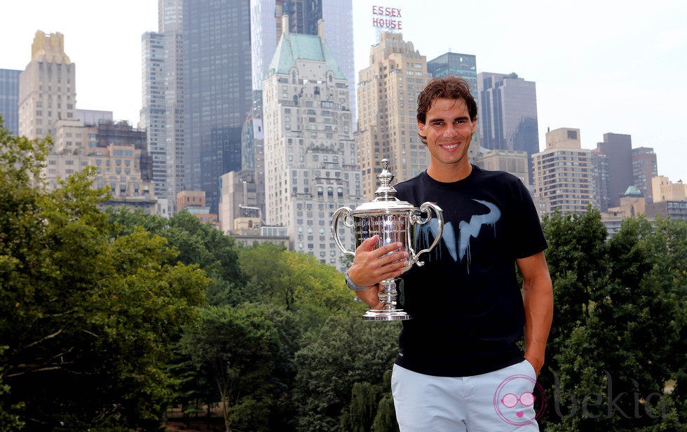 Rafa Nadal posa con la copa US Open 2013 en Central Park