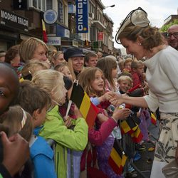 Matilde de Bélgica saluda a unos niños en Wavre