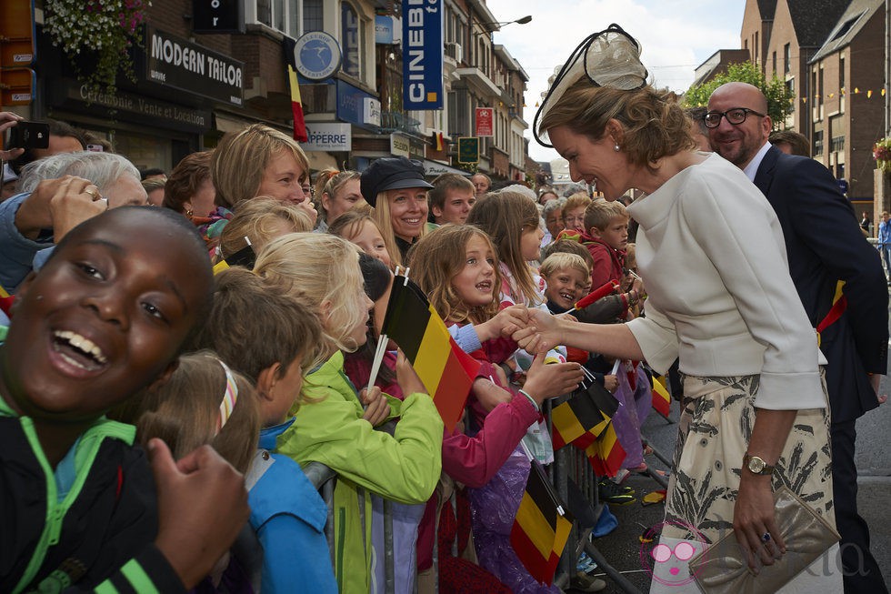 Matilde de Bélgica saluda a unos niños en Wavre