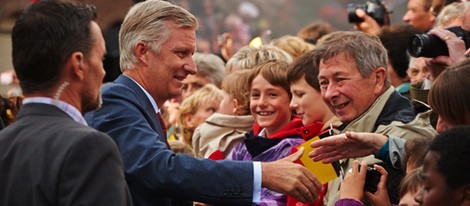 Felipe de Bélgica saluda a unos ciudadanos en Wavre