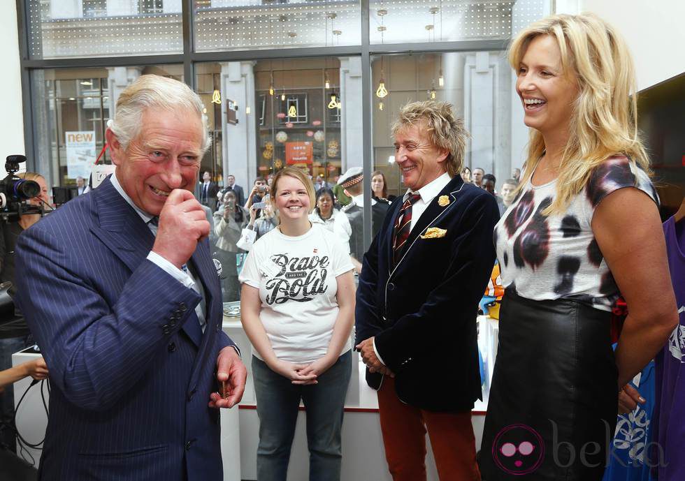 El Príncipe Carlos, Rod Stewart y Penny Lancaster en la inauguración de la tienda Tomorrow's Store