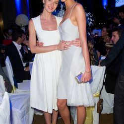 Candice Swanepoel y Karlie Kloss en una cena benéfica de la Fundación Novak Djokovic