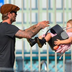 David Beckham columpia a su hija Harper Seven en un parque de Nueva York