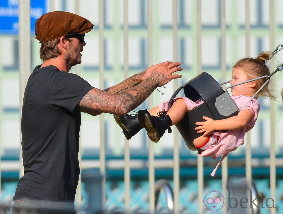 David Beckham columpia a su hija Harper Seven en un parque de Nueva York