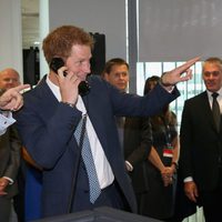 Los Príncipes Guillermo y Harry cogen llamadas en el BGC Charity Day