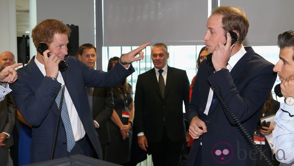 Los Príncipes Guillermo y Harry cogen llamadas en el BGC Charity Day