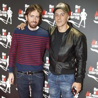 Daniel Sánchez Arévalo y Roberto Álamo en el estreno de 'Hoy no me puedo levantar'