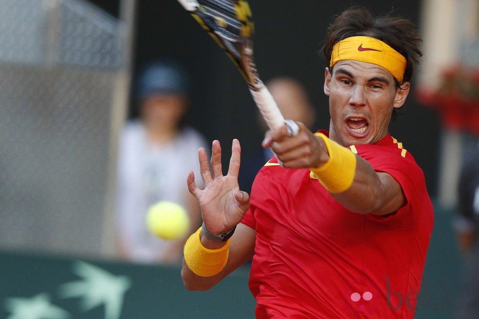 Rafal Nadal jugando la eliminatoria entre España y Ucrania en la Copa Davis 2013