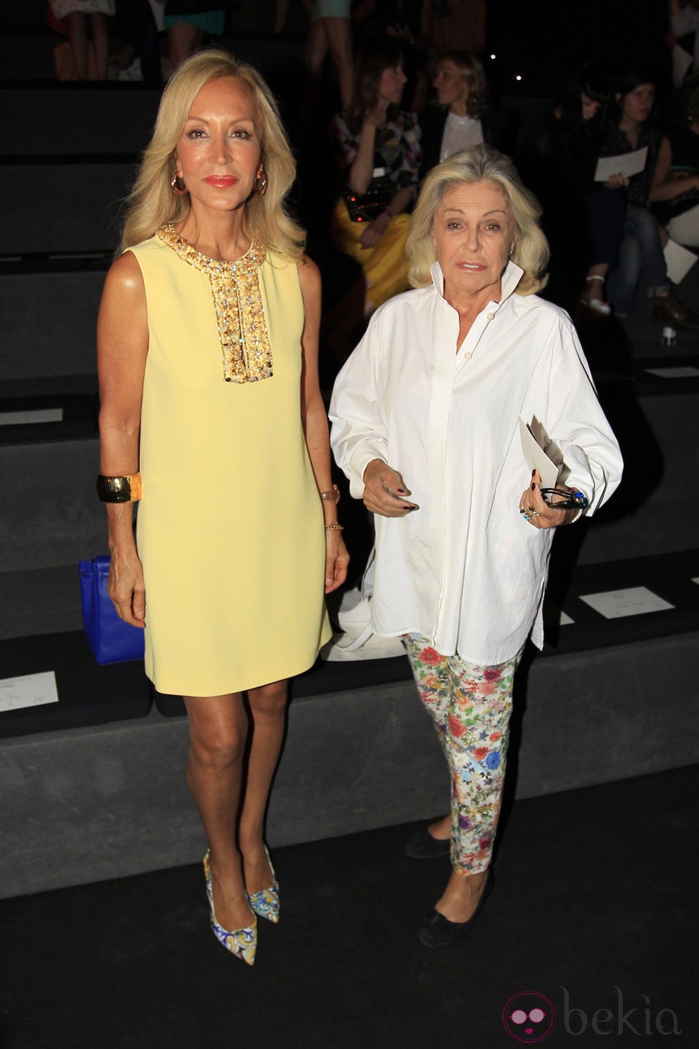 Carmen Lomana y Beatriz de Orleans en el desfile primavera/verano 2014 de Miguel Palacio en Madrid Fashion Week
