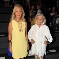 Carmen Lomana y Beatriz de Orleans en el desfile primavera/verano 2014 de Miguel Palacio en Madrid Fashion Week