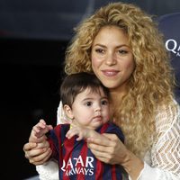 Shakira y Milan Piqué animando a Gerard Piqué en el Barcelona-Sevilla
