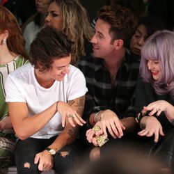 Harry Styles bromeando con Kelly Osbourne en la London Fashion Week 2013