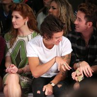 Harry Styles bromeando con Kelly Osbourne en la London Fashion Week 2013