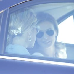 La Princesa Letizia y Máxima de Holanda charlan en un coche de camino a Zarzuela