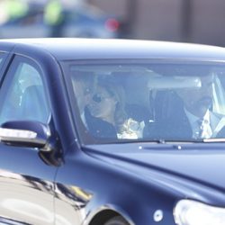 El Príncipe Felipe lleva en coche a la Princesa Letizia y a los Reyes de Holanda a Zarzuela