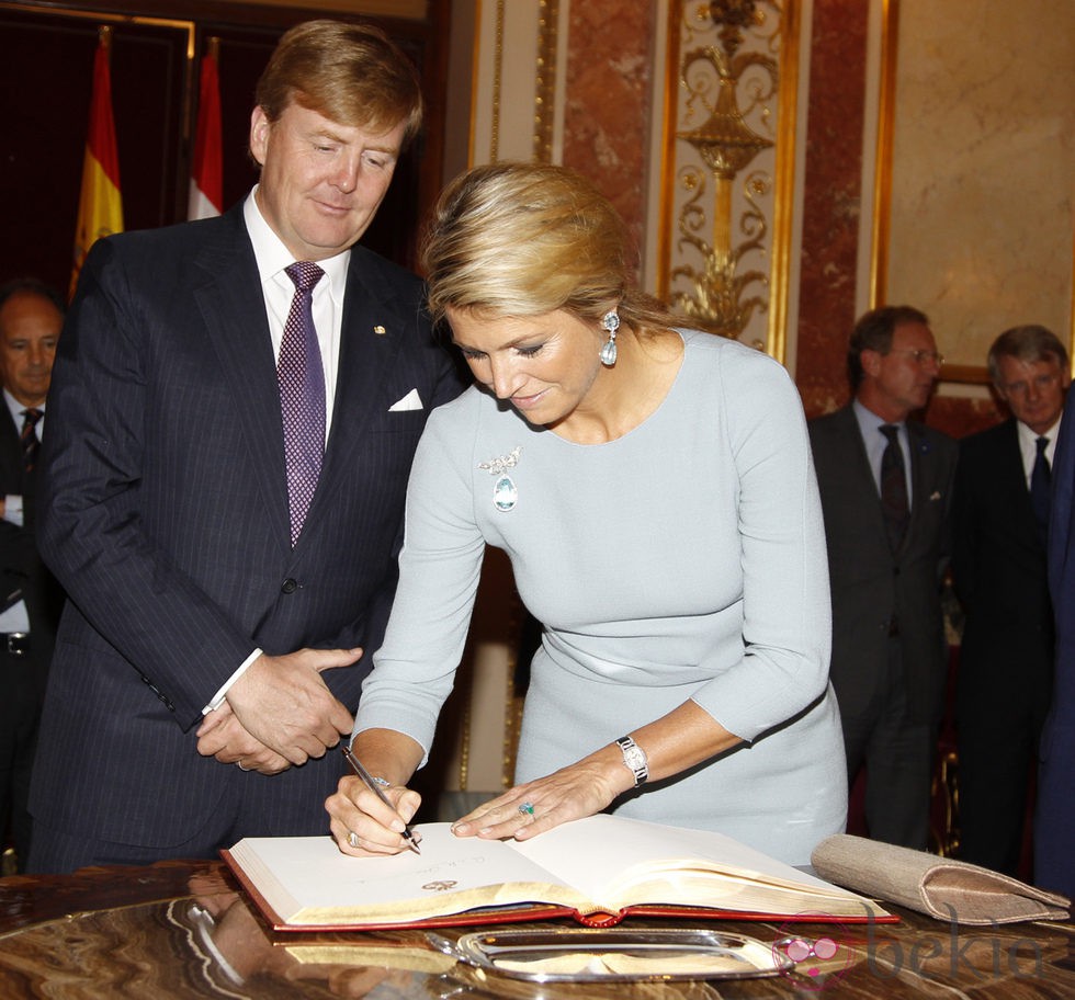Guillermo Alejandro y Máxima de Holanda firman en el Congreso de los Diputados