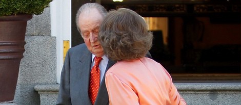 La Reina Sofía besa el Rey Juan Carlos antes de recibir a los Reyes de Holanda