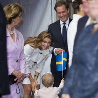 Magdalena de Suecia y Chris O'Neill, atentos a la Princesa Estela en el Jubileo del Rey de Suecia